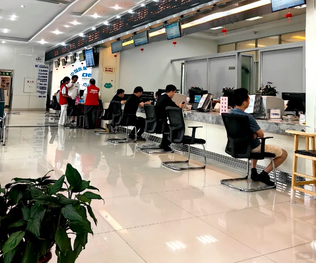 现场正在办理营业执照