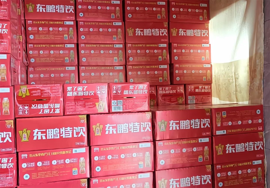 正在装车的东鹏特饮