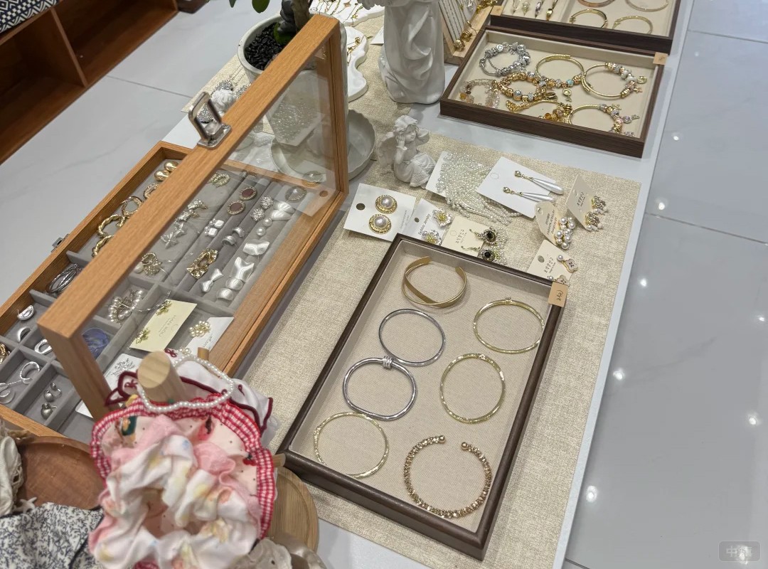 一家小店卖的金银首饰