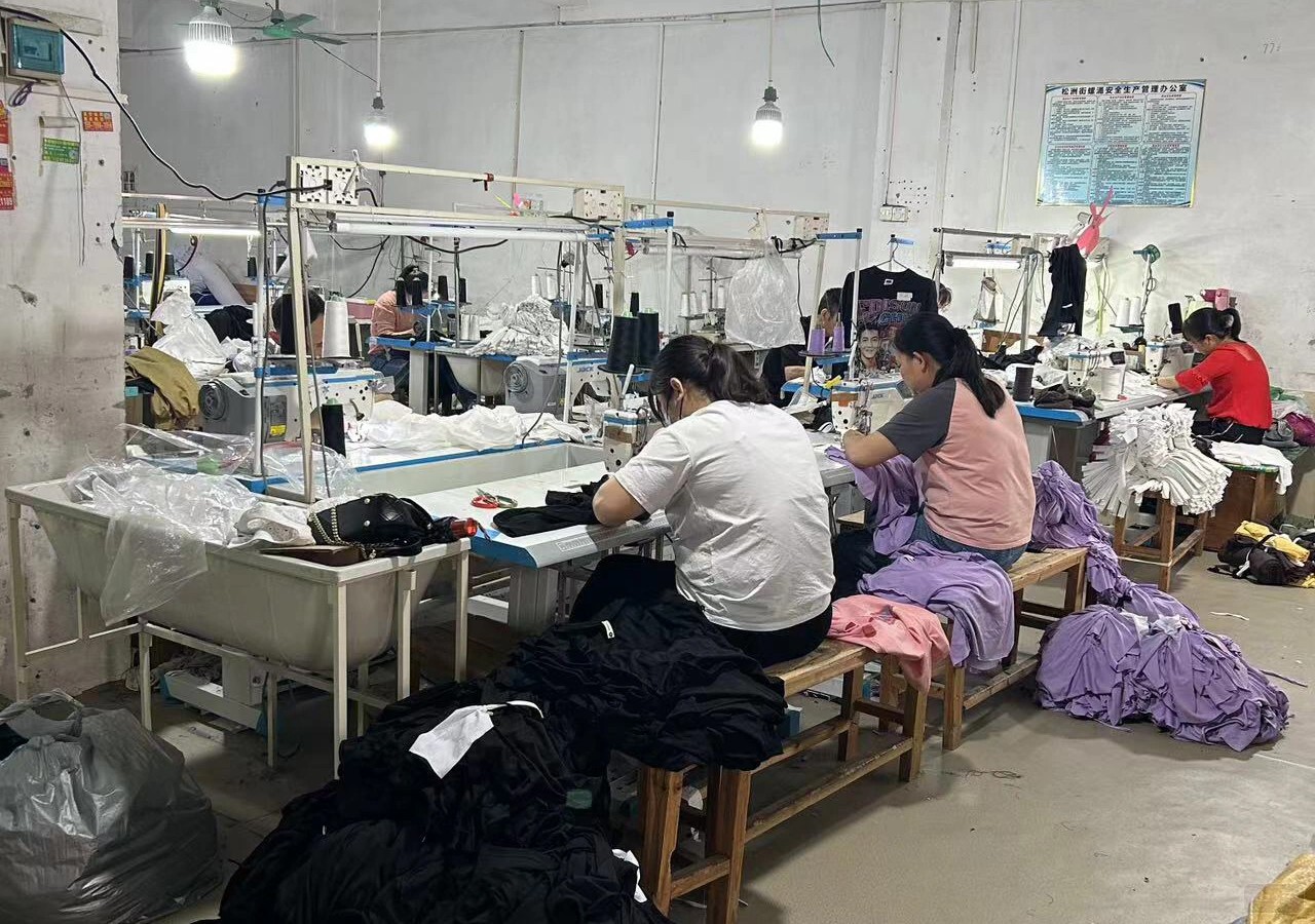 加工厂的小姐姐正在忙碌的生产衣服