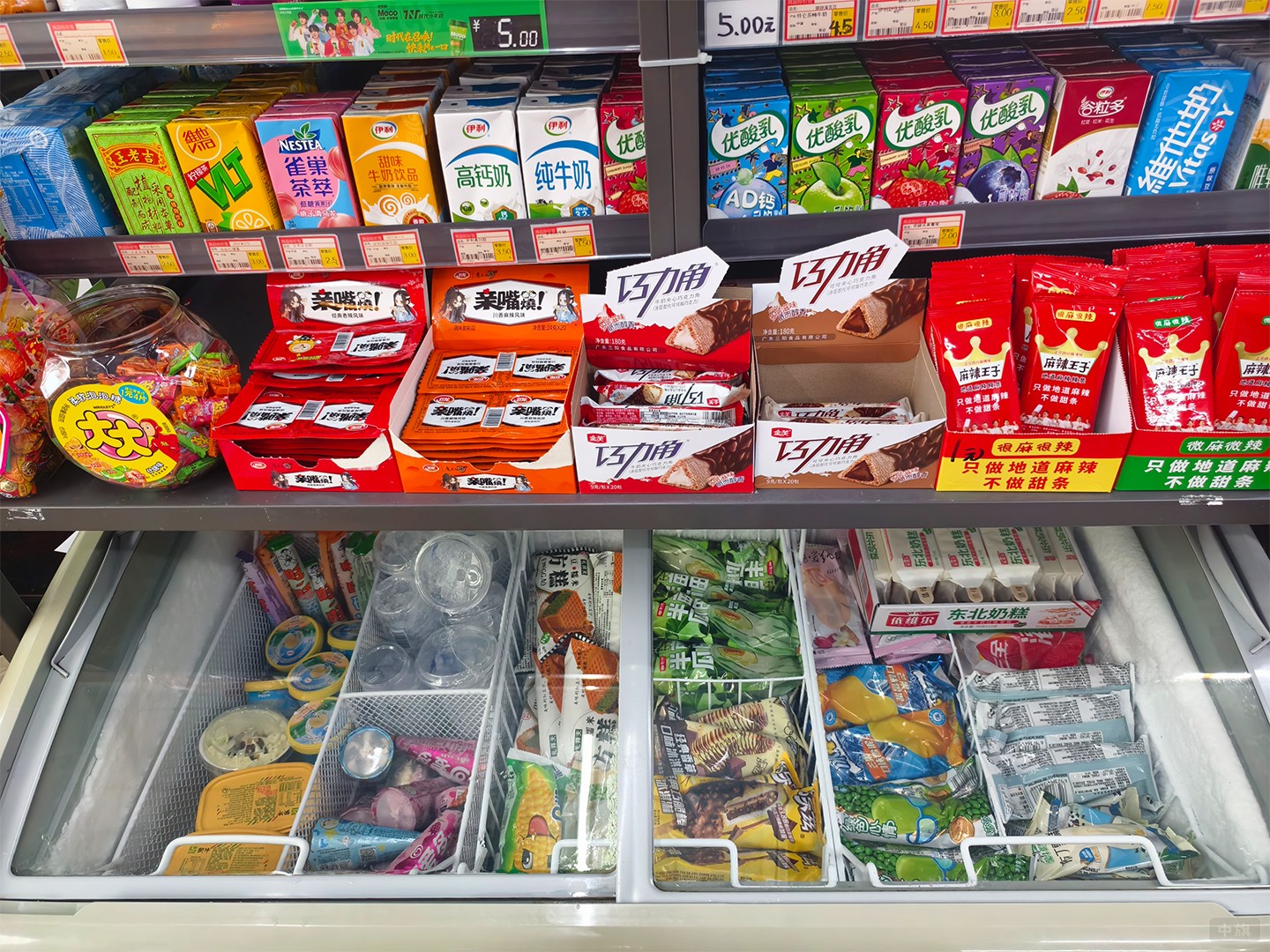 超市货架上的商品琳琅满目