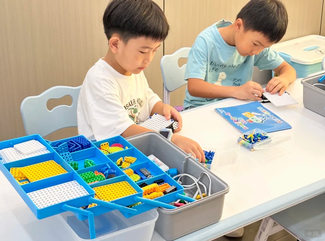 正在学习拼接的两个男孩子