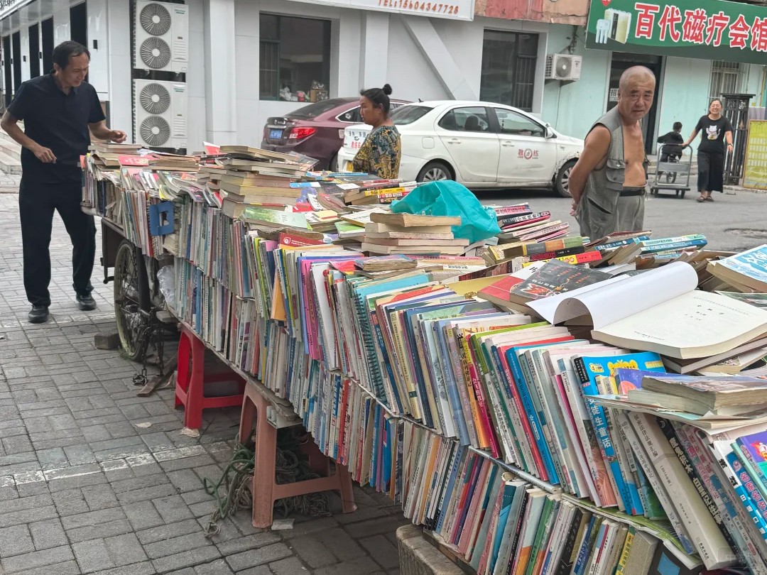 街边摆摊卖二手书的王爷爷