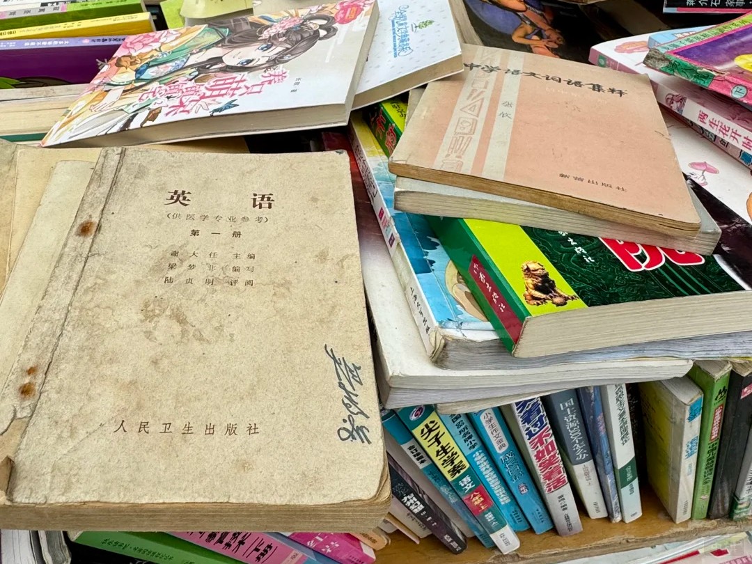 旧书摊上的书籍