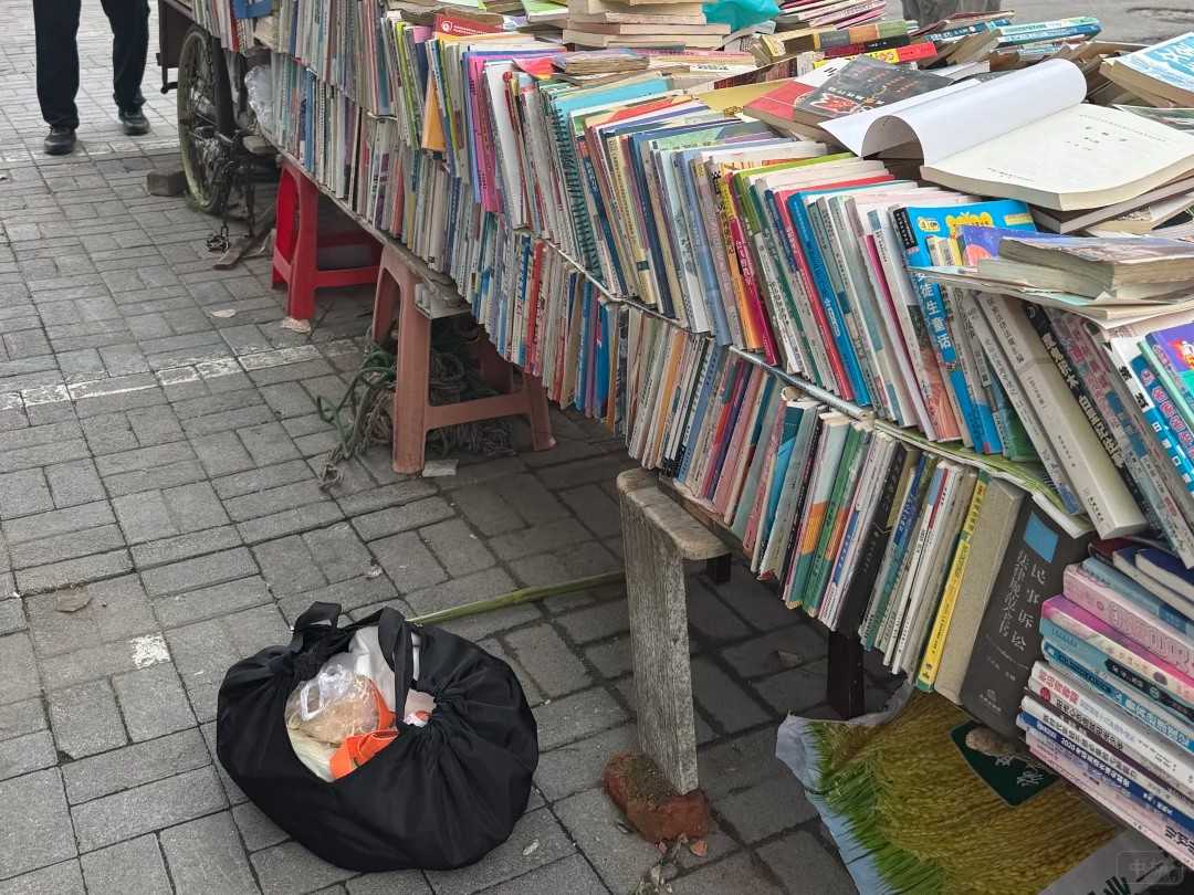 这个书摊还是比较大的