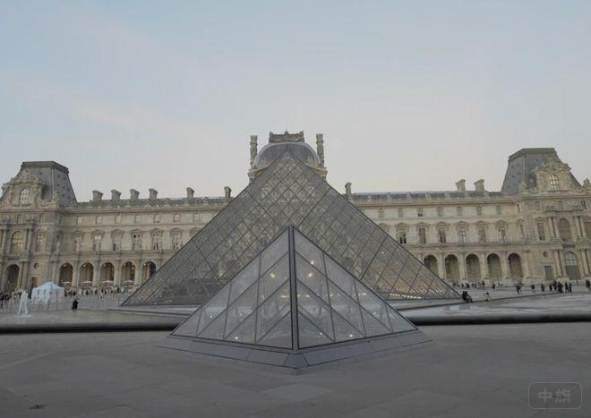巴黎罗浮宫室外照片