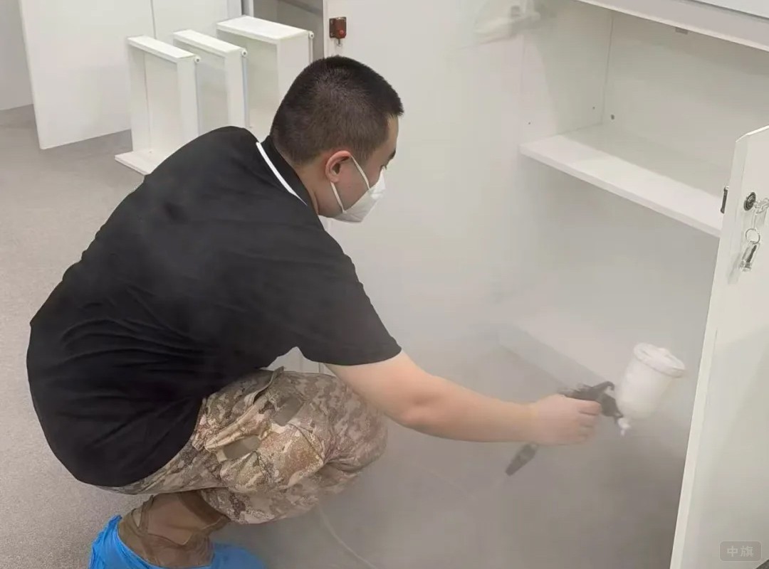 正在做消杀的小师傅