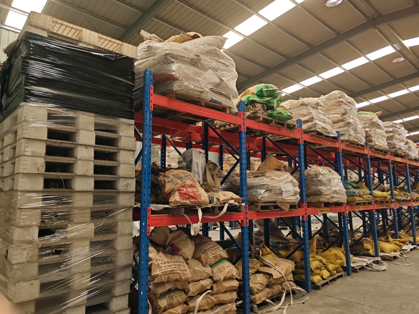 农村合作社库房内现场