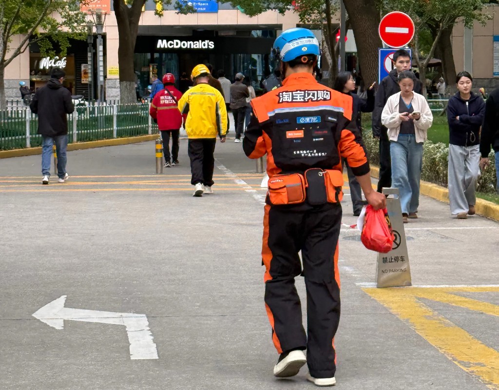 正在送餐的淘宝闪购小哥 正在送餐的淘宝闪购小哥
