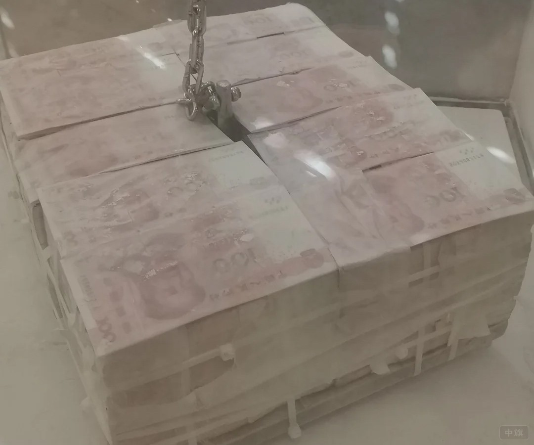 以前有个商场搞活动，百万现金用手提，看有多种，经测量在23.5斤左右