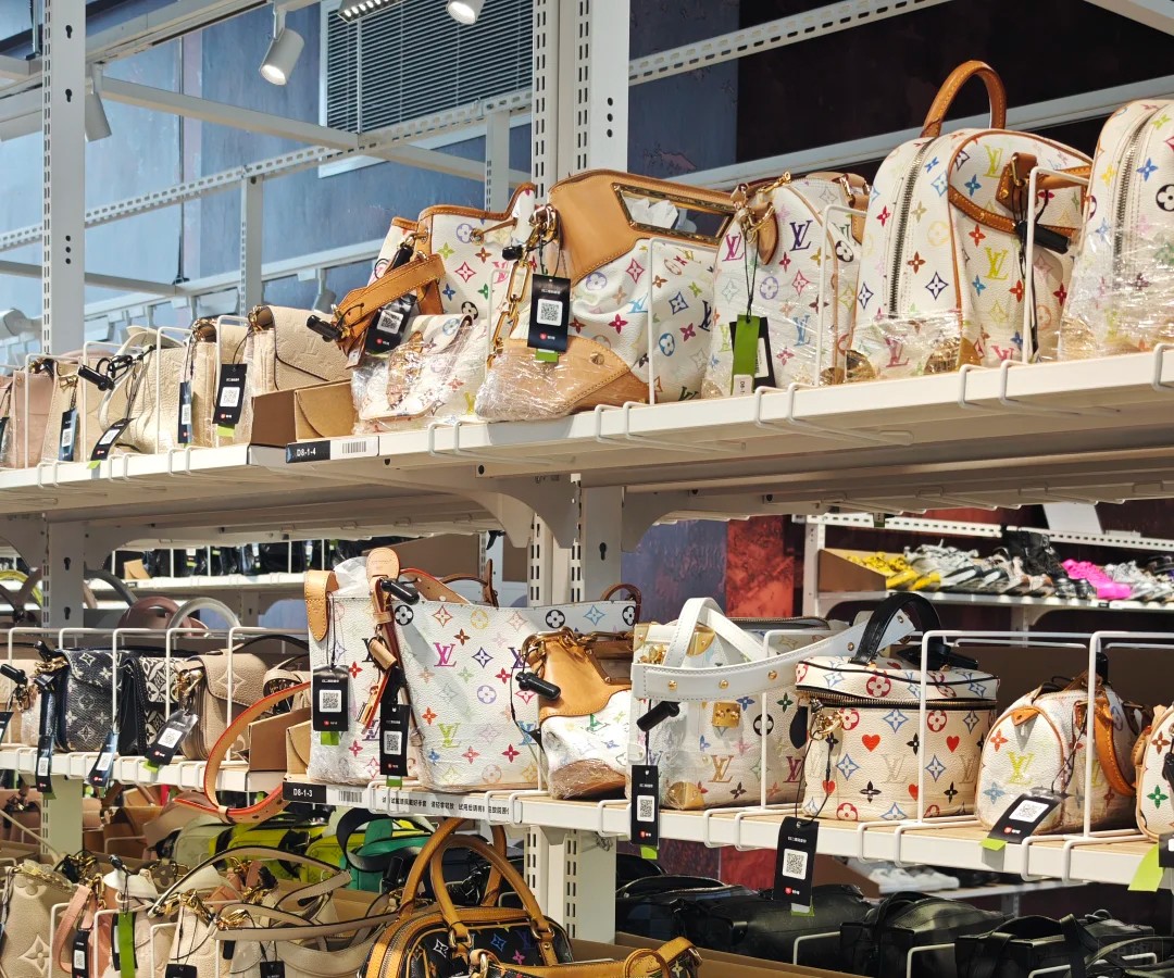 北京一家箱包店内的布局