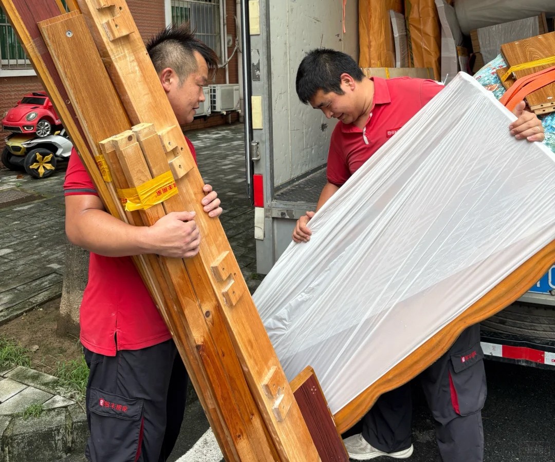 搬家公司两位搬运师傅