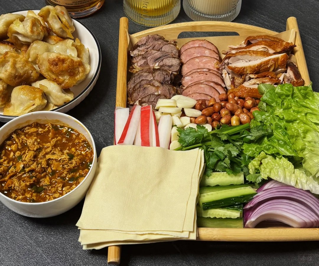 最简单的就是花生米需要油炸冷却后售卖，所以属于冷食制售