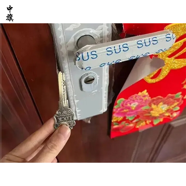 大学生找人开锁被收四千元，这件事情合理么？