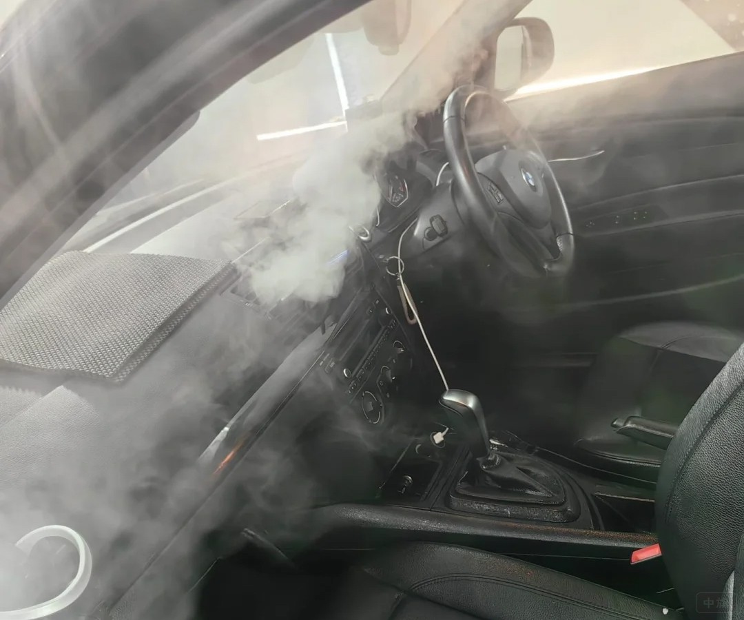 正在蒸汽洗车的小轿车