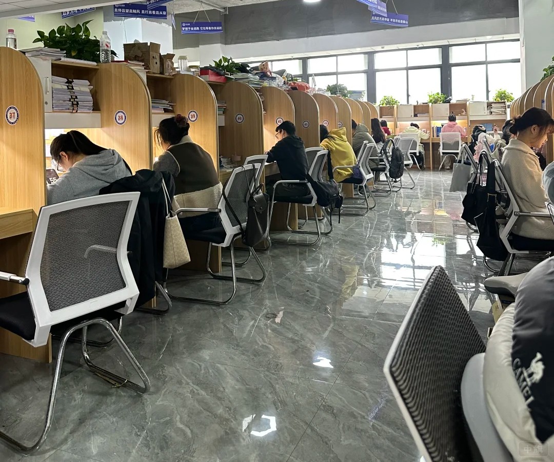 正在学习的孩子们