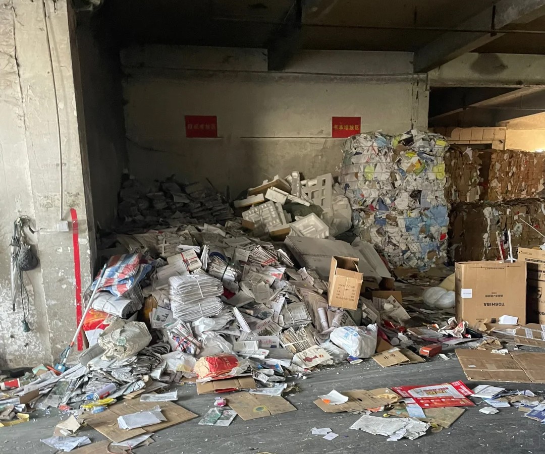 废品收购站里边的废旧报纸 废品收购站里边的废旧报纸