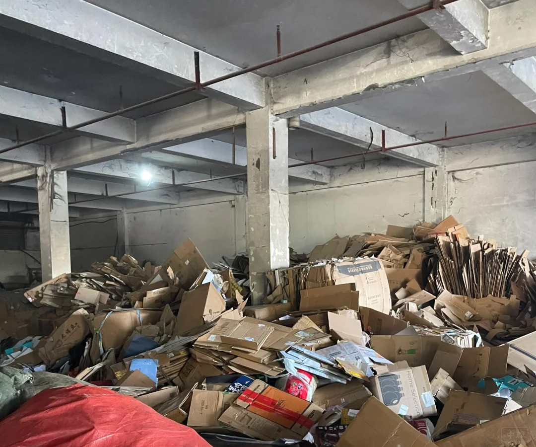 废品收购站里边堆积的纸盒 废品收购站里边堆积的纸盒