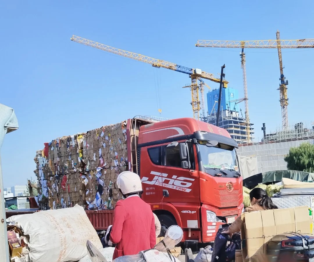 满满一车的废品准备拉走了 满满一车的废品准备拉走了