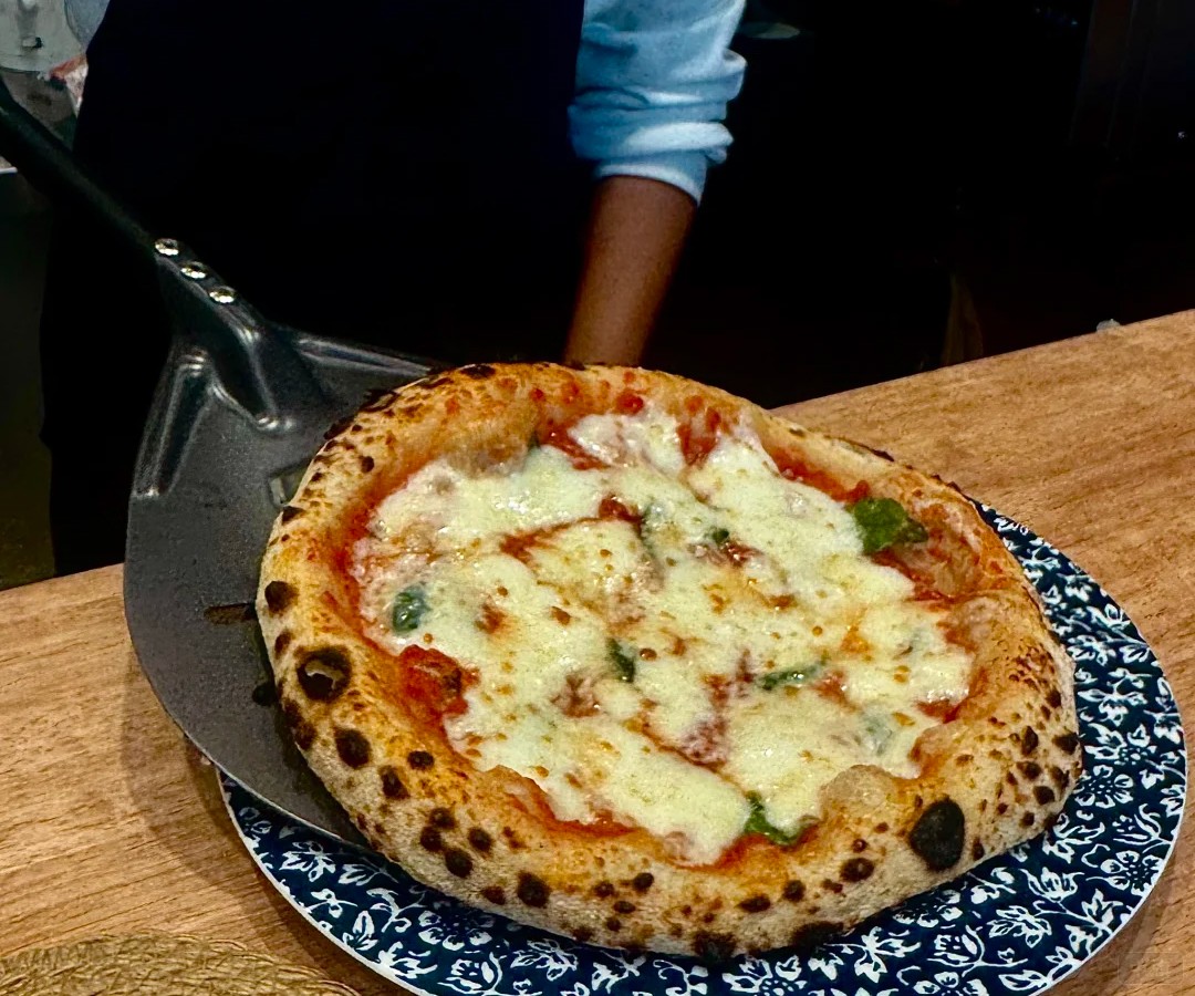 新鲜出炉的比萨 新鲜出炉的比萨