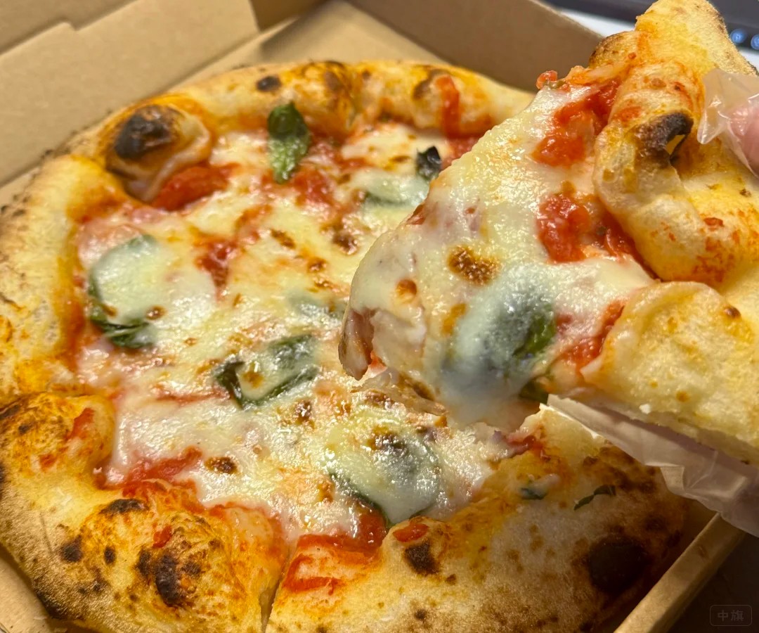 看着剧吃着比萨还是非常舒服的 看着剧吃着比萨还是非常舒服的