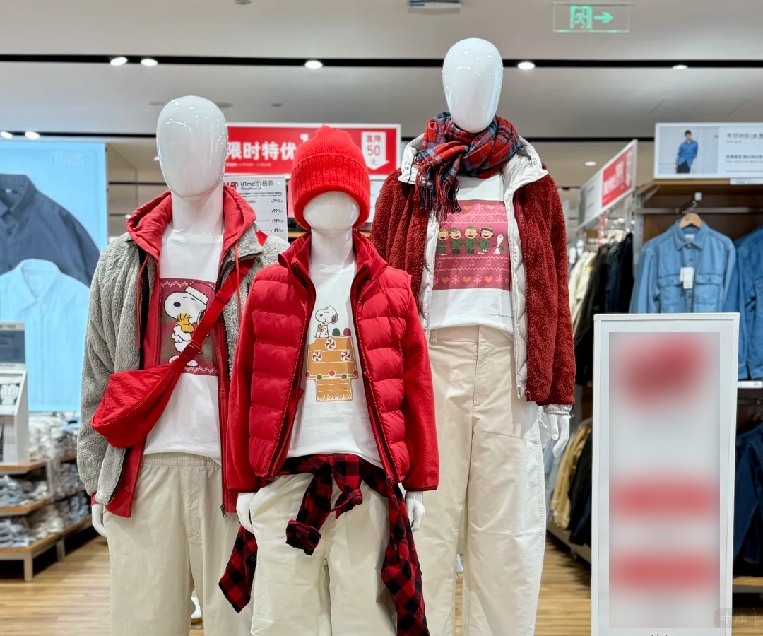 商城内某童装品牌的衣服 商城内某童装品牌的衣服