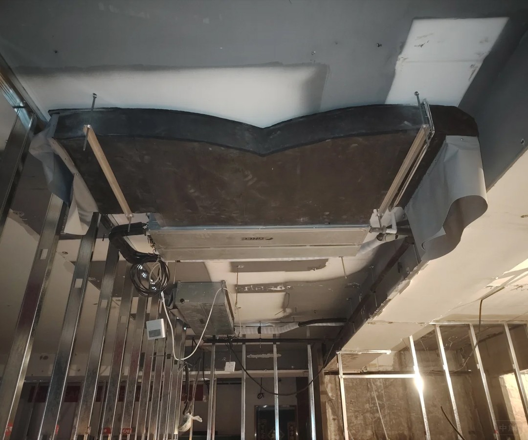 商场内正在检查空调风道的师傅 商场内正在检查空调风道的师傅