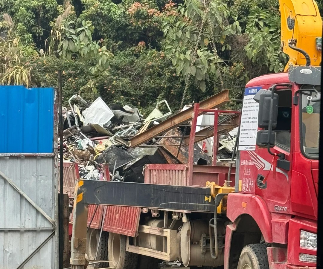 准备运走的废铁,已经拆解完毕了,装车待发,gogogo 准备运走的废铁,已经拆解完毕了,装车待发,gogogo