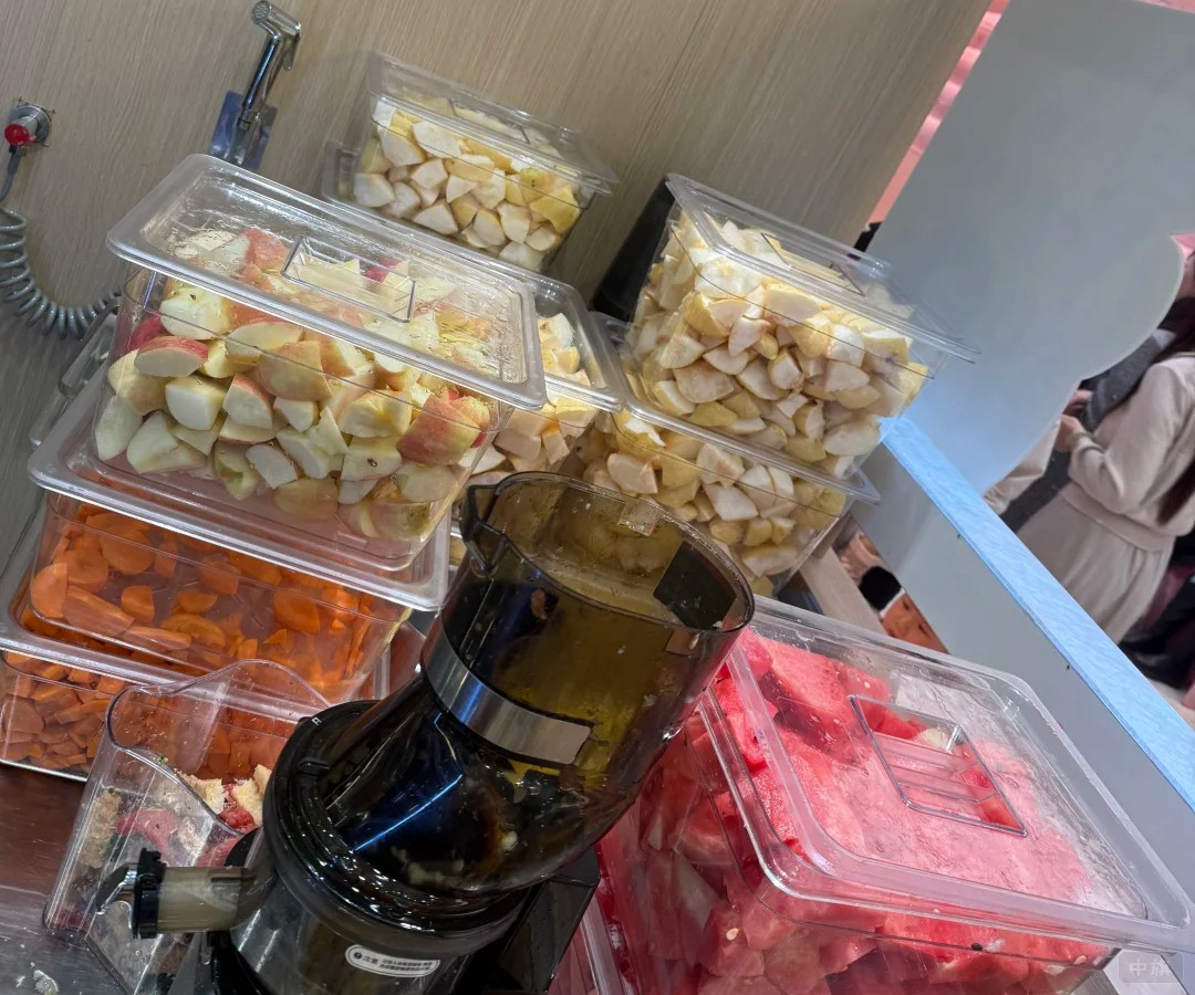 小陈开的鲜榨果汁店档口照片，开业的时候去过