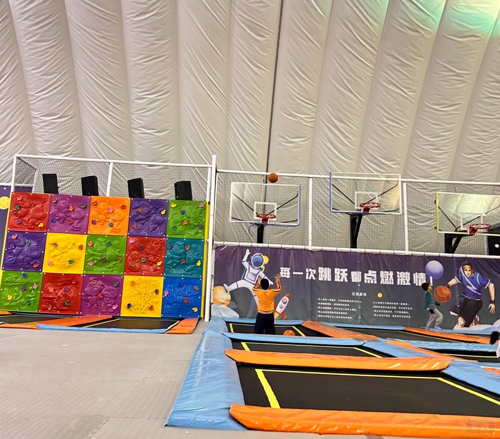 孩子在蹦床上玩篮球 孩子在蹦床上玩篮球