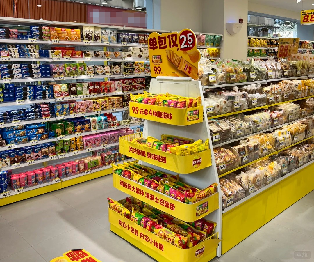 零食店货架上主要还都是预包装