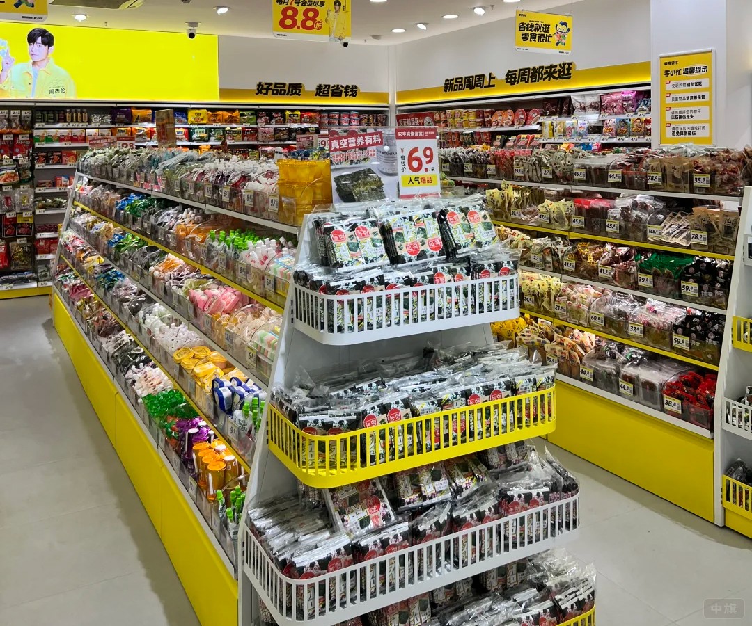 零食店货架上主要还都是预包装