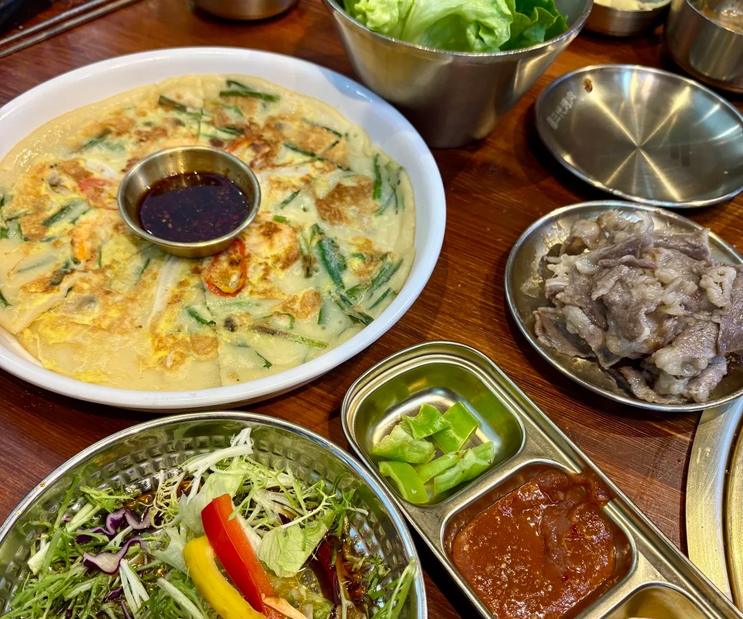 吃烤肉还要点一些青菜，要不然吃起来太腻了