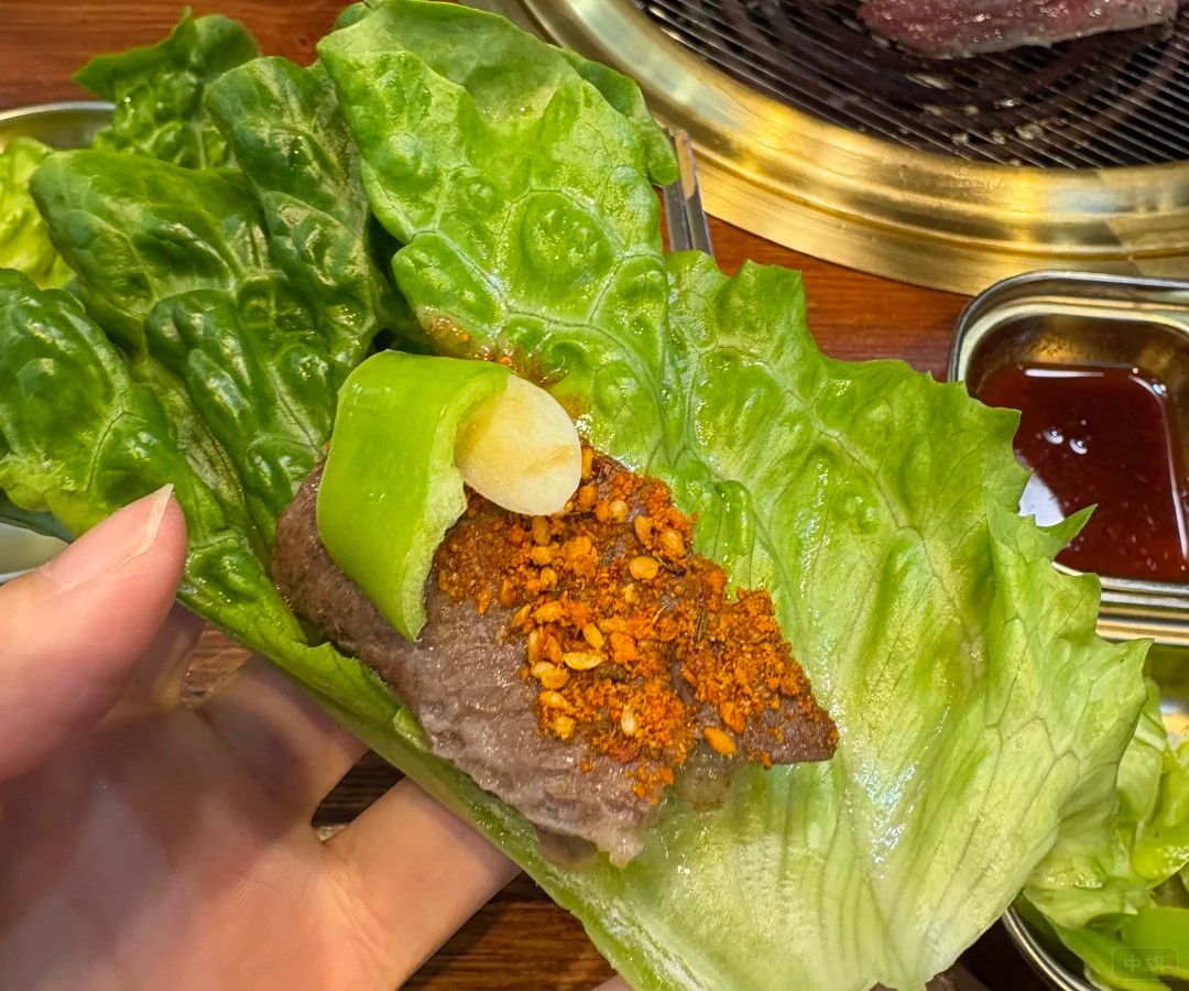 蔬菜卷着烤肉吃，比较淡，也不会腻人