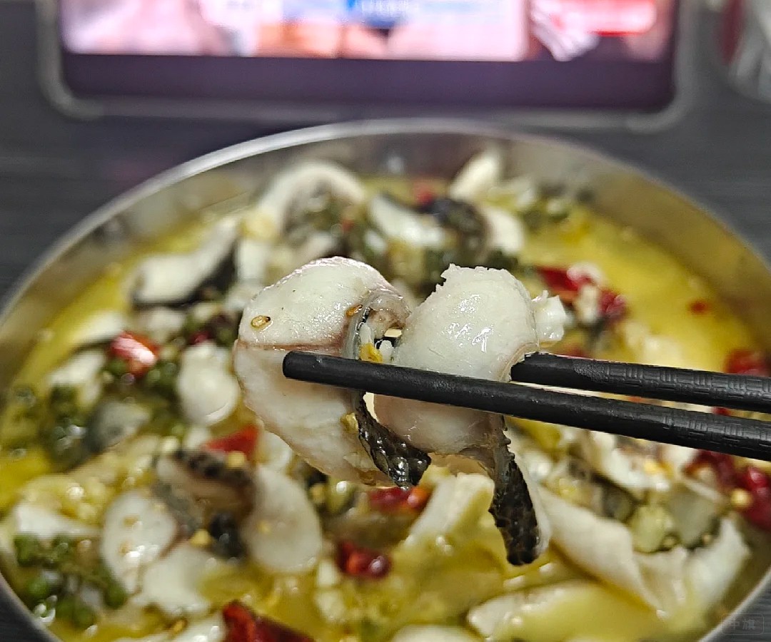 看着剧吃着酸菜鱼，还是非常舒服的