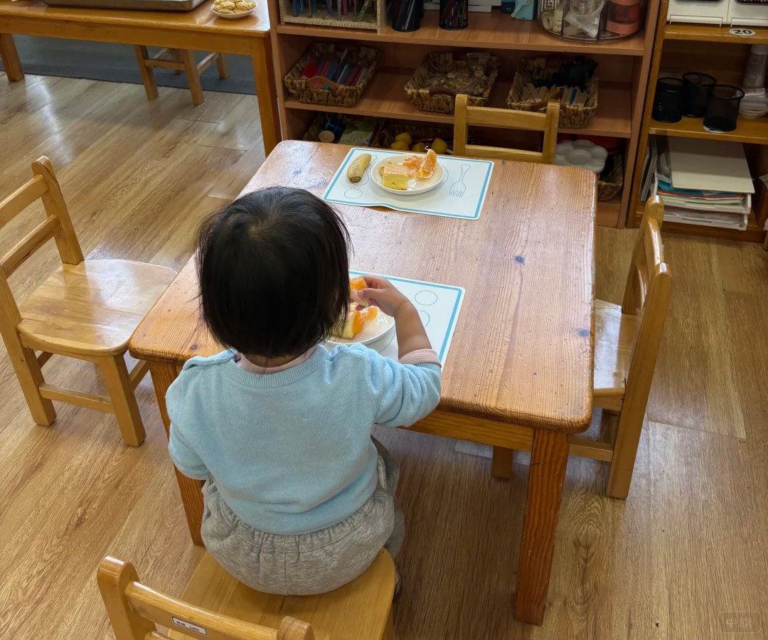 正在幼儿园吃小蛋糕的宝贝