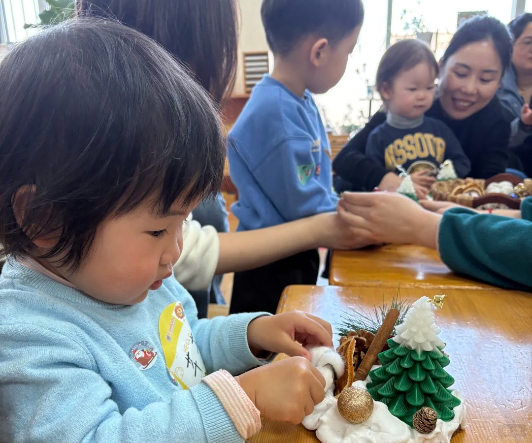 老师在陪着孩子做手工