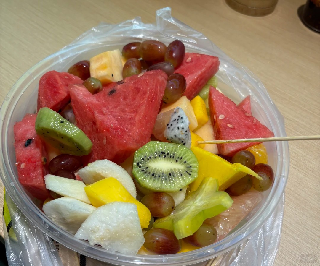 你看这一盒水果，没有加酸奶，就又不太属于自制饮品
