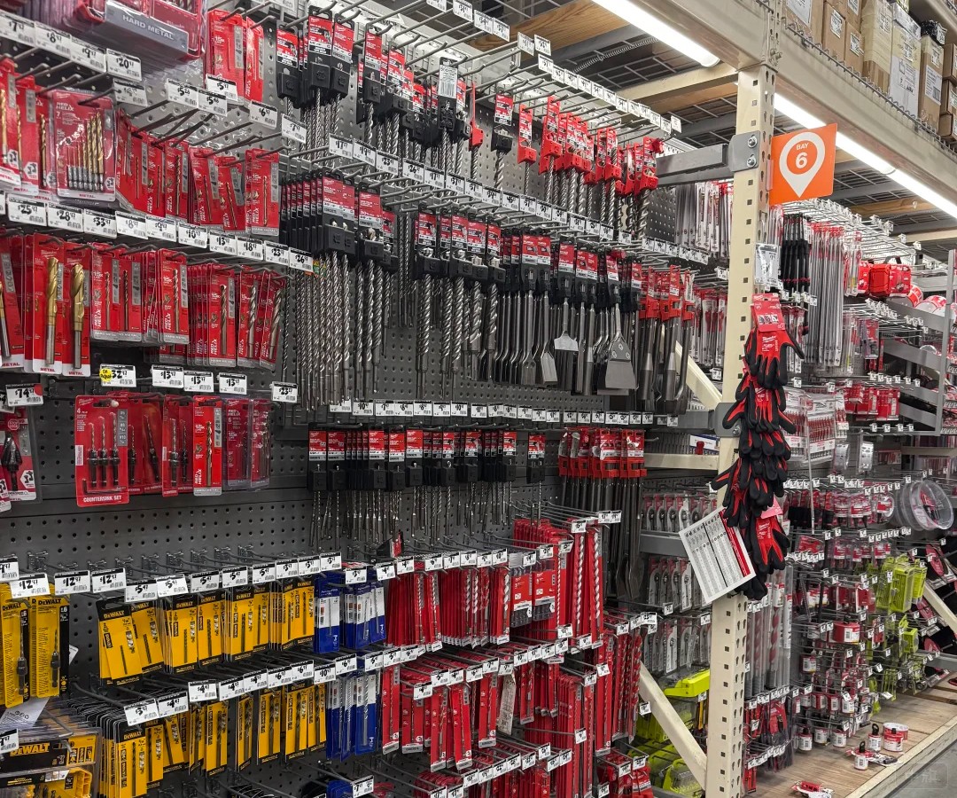 墙上挂的都是五金店