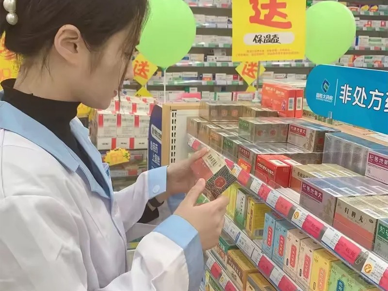 正在药店工作的王女士 正在药店工作的王女士