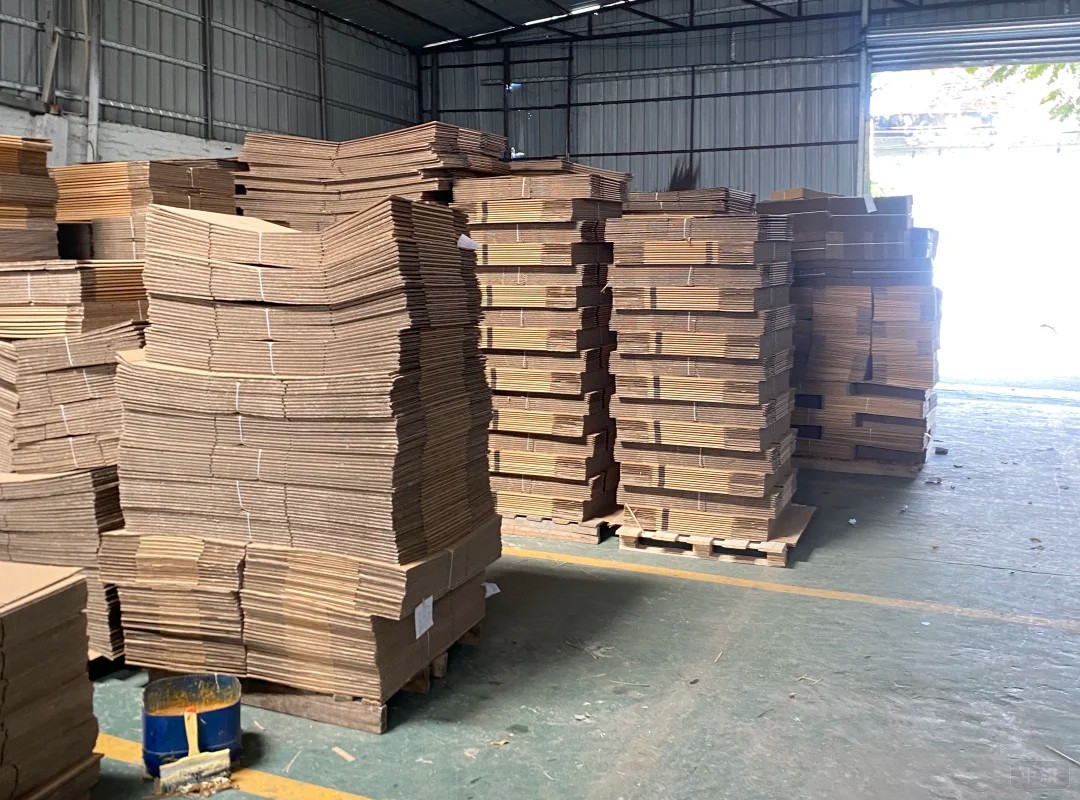 厂房内堆叠的成品纸箱
