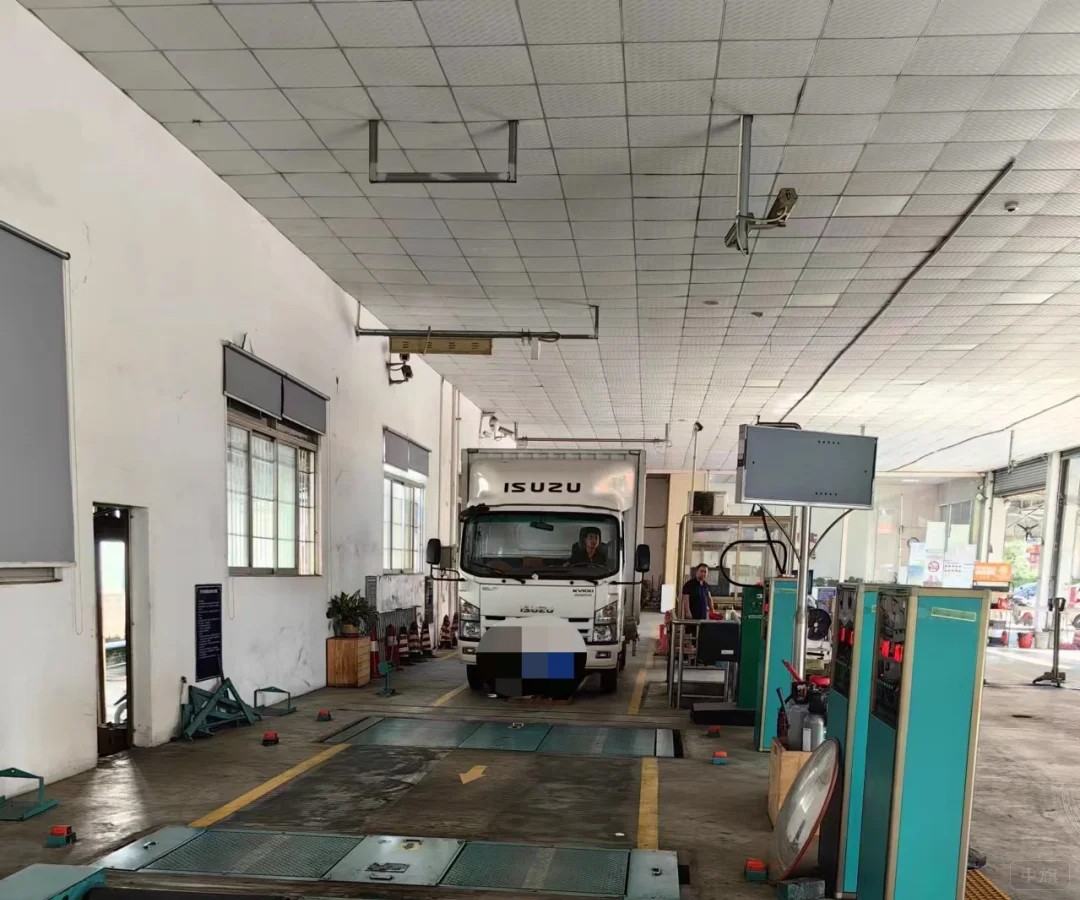 一辆小货车正在上线检测